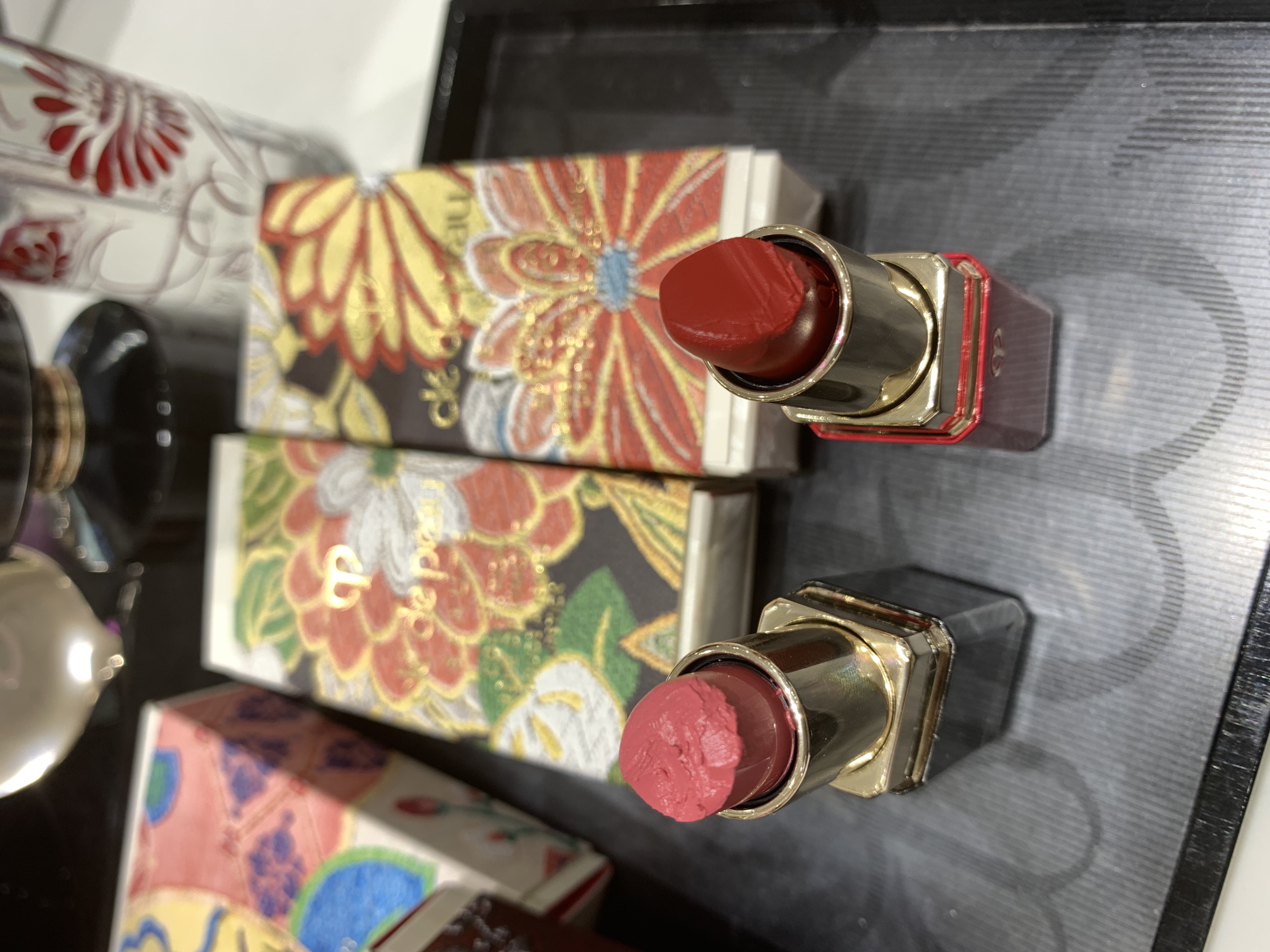肌肤之钥/CPB · 2019圣诞限定口红 奢华艳光511#/光魅幻色512#